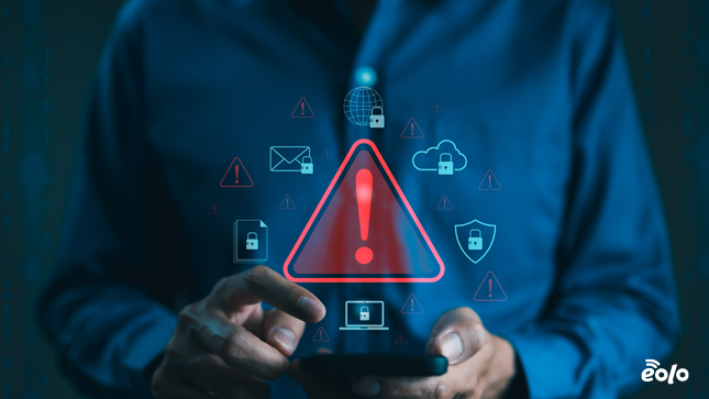 cellulare con segnale di spyware