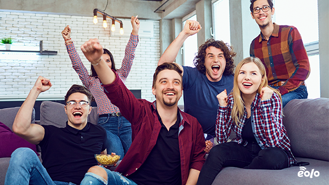 gruppo di amici guarda tv