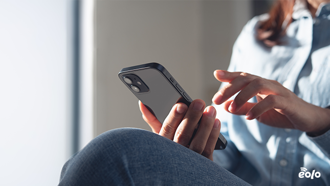 persona con in mano un cellulare