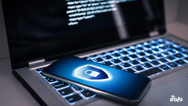 telefono e computer protetti con antivirus