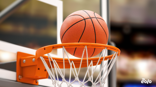 palla da basket e canestro