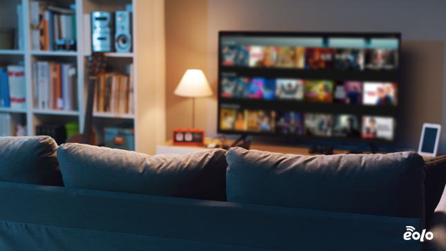 televisione e divano