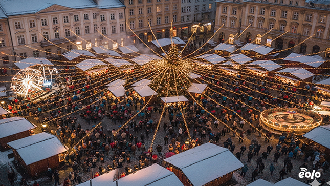 piazza con mercatini di natale
