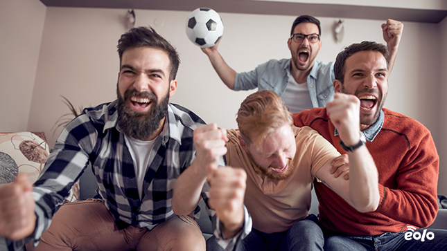 ragazzi guardano partita di calcio