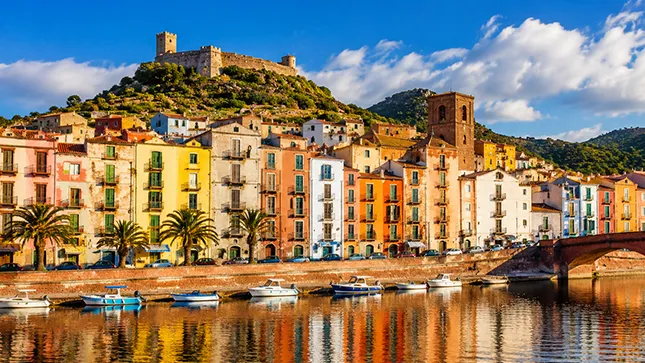 Bosa, le case colorate sulla sponda del Temo