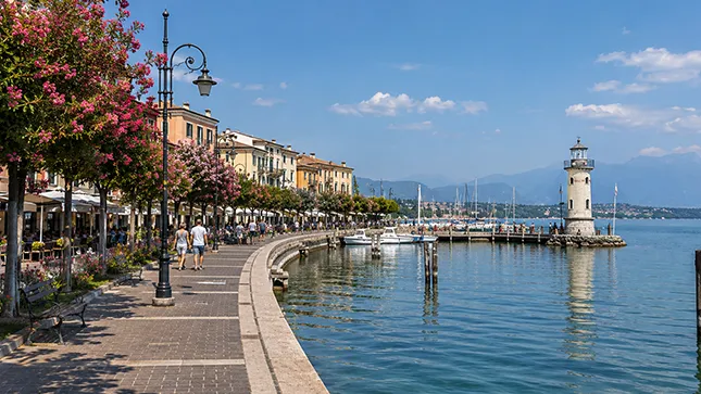 Il lungolago e il faro Il lungolago e il faro