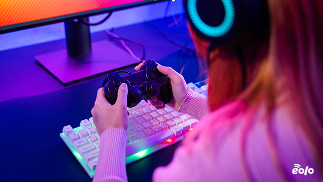 ragazza gioca al pc