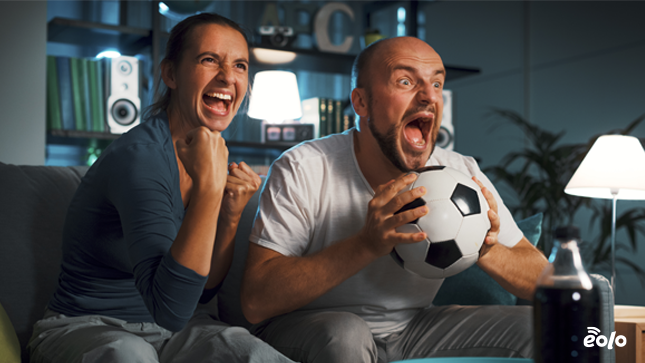 coppia partita calcio in tv