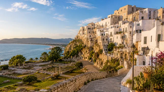 Sperlonga (Lazio), tra case bianche e la Villa di Tiberio