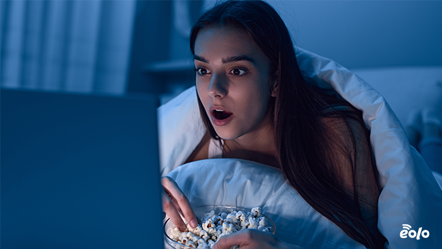 ragazza guarda serie tv