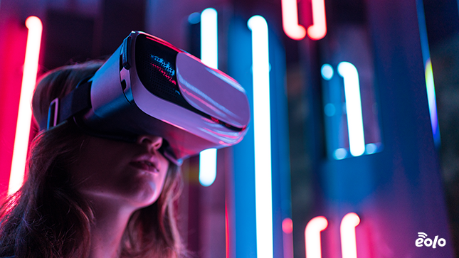 ragazza con visore VR