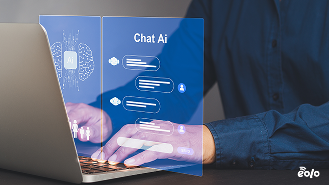 uomo scrive prompt su software di AI