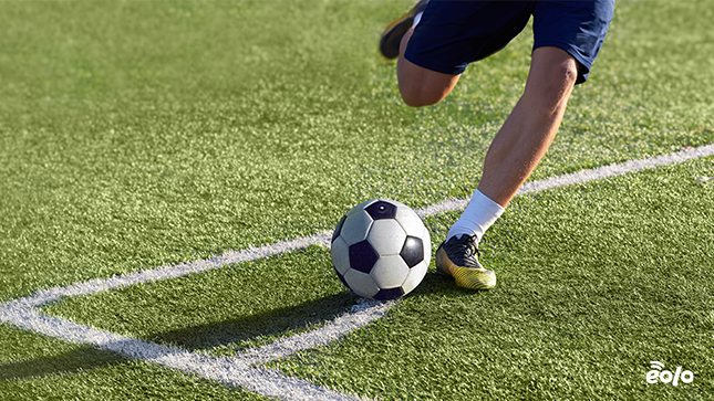 calciatore calcia palla