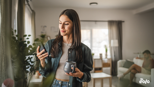 ragazza con smartphone